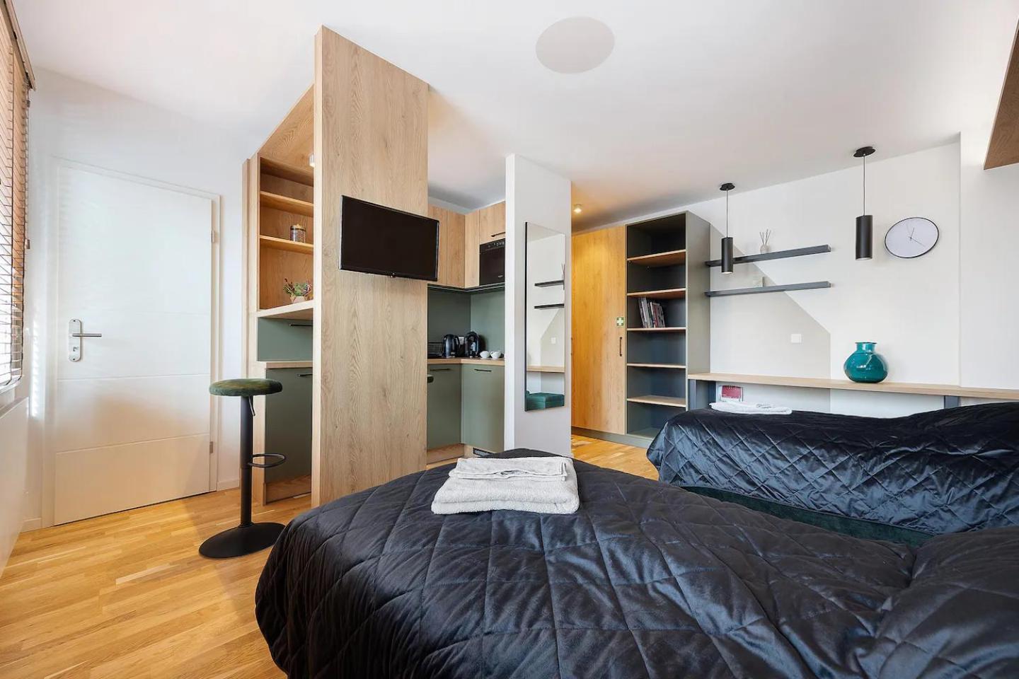 M&m Living In Apartment